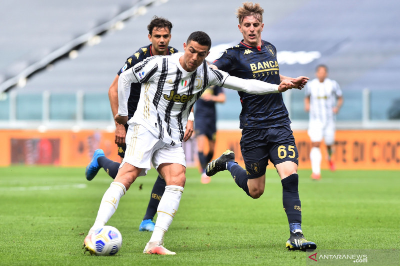 Cristiano Ronaldo (center) is currently the most expensive player in Juventus